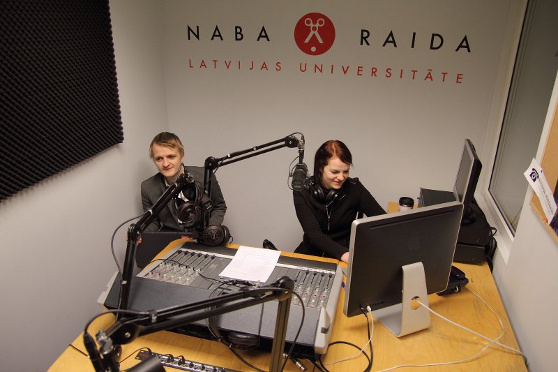 Latvijas Universitātes Radio NABA 12 gadu jubilejas raidījumi Radio NABA studijā. Radio NABA instruktori Atis Sinka un Anete Enikova.