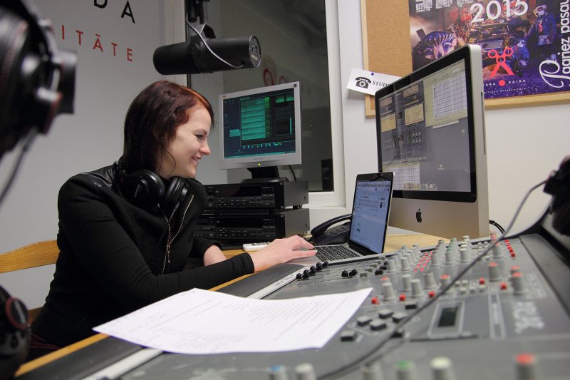 Latvijas Universitātes Radio NABA 12 gadu jubilejas raidījumi Radio NABA studijā. Radio NABA instruktore Anete Enikova.