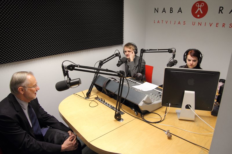 Latvijas Universitātes Radio NABA 12 gadu jubilejas raidījumi Radio NABA studijā. LU rektors prof. Mārcis Auziņš (no kreisās) un Radio NABA instruktori Atis Sinka un Anete Enikova.