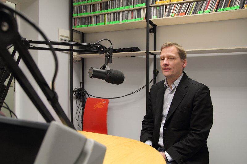 Latvijas Universitātes Radio NABA 12 gadu jubilejas raidījumi Radio NABA studijā. Latvijas Radio vadītājs Jānis Siksnis.