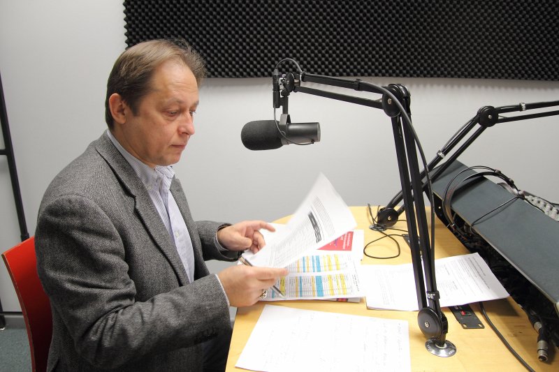 Latvijas Universitātes Radio NABA 12 gadu jubilejas raidījumi Radio NABA studijā. Nacionālās Elektronisko plašsaziņas līdzekļu padomes pārstāvis Dainis Mjartāns.