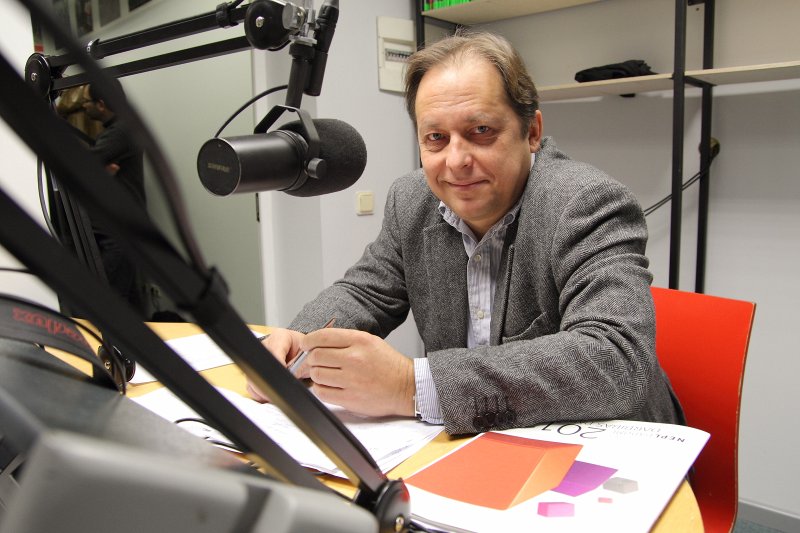 Latvijas Universitātes Radio NABA 12 gadu jubilejas raidījumi Radio NABA studijā. Nacionālās Elektronisko plašsaziņas līdzekļu padomes pārstāvis Dainis Mjartāns.