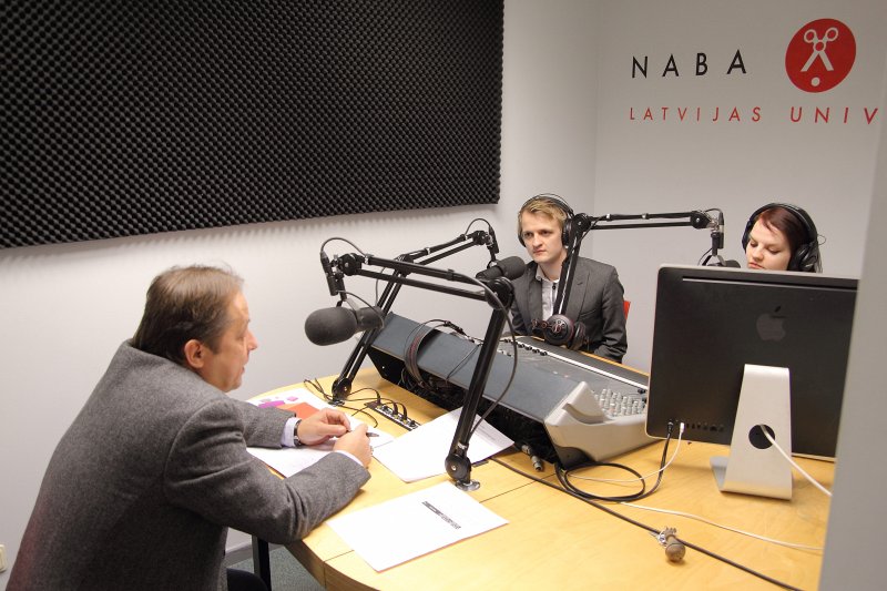 Latvijas Universitātes Radio NABA 12 gadu jubilejas raidījumi Radio NABA studijā. Nacionālās Elektronisko plašsaziņas līdzekļu padomes pārstāvis Dainis Mjartāns (no kreisās) un Radio NABA instruktori Atis Sinka un Anete Enikova.