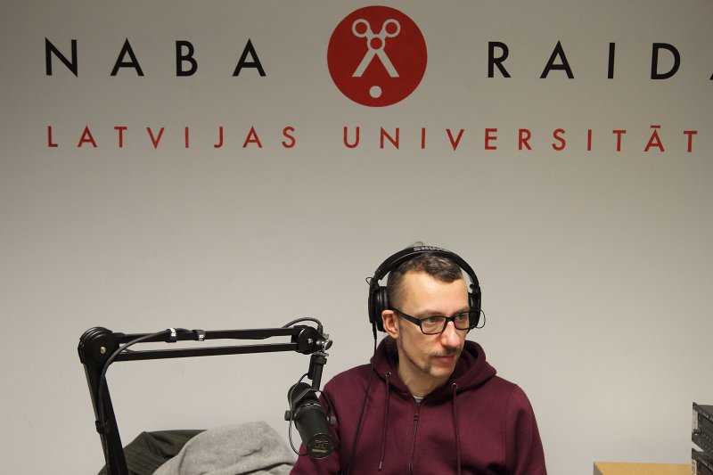 Latvijas Universitātes Radio NABA 12 gadu jubilejas raidījumi Radio NABA studijā. Radio NABA instruktors Aldis Blitsons.
