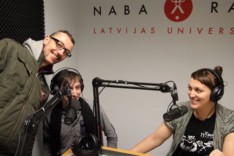 Latvijas Universitātes Radio NABA 12 gadu jubilejas raidījumi Radio NABA studijā. Radio NABA instruktori (no kreisās) Aldis Blitsons, Atis Žagars un Aija Fedorova.