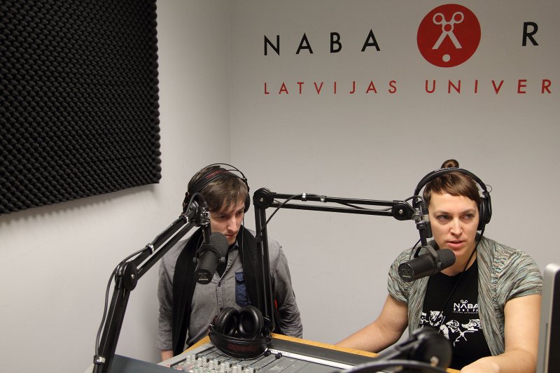 Latvijas Universitātes Radio NABA 12 gadu jubilejas raidījumi Radio NABA studijā. Radio NABA instruktori Atis Žagars un Aija Fedorova.
