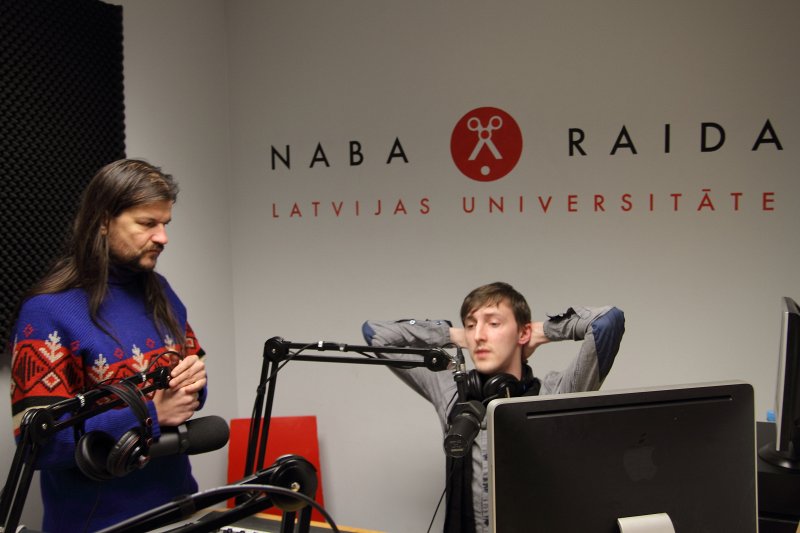 Latvijas Universitātes Radio NABA 12 gadu jubilejas raidījumi Radio NABA studijā. Radio NABA instruktori Uldis Rudaks un Atis Žagars.