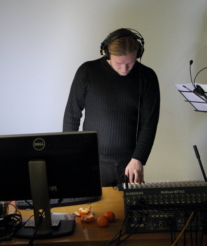 Latvijas Universitātes Radio NABA 12 gadu jubilejas raidījumi Radio NABA studijā. Skaņu inženieris Olivers Tarvids.