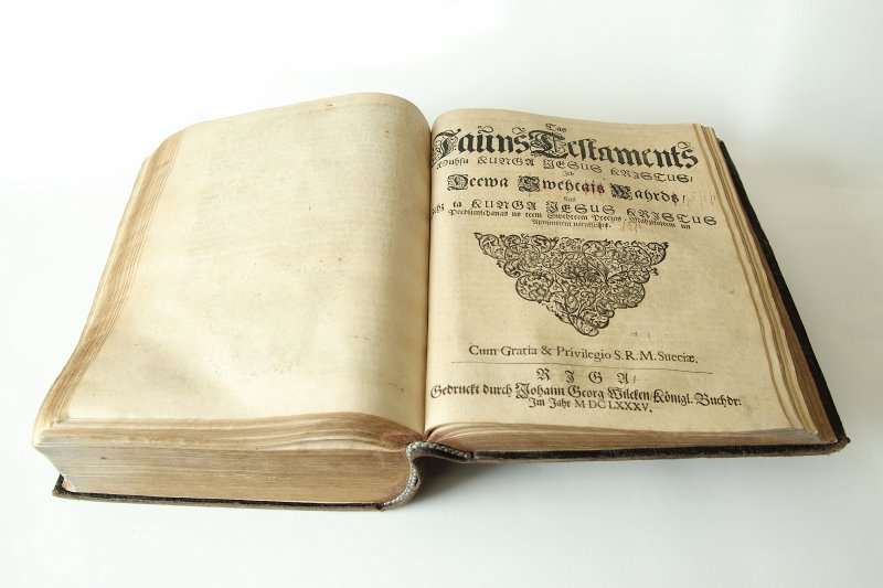 Ernsta Glika tulkotās Bībeles pirmizdevuma (1689. gads) eksemplārs no Latvijas Universitātes Akadēmiskās bibliotēkas krājuma. Jaunā derība.
