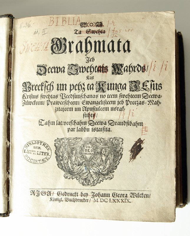 Ernsta Glika tulkotās Bībeles pirmizdevuma (1689. gads) eksemplārs no Latvijas Universitātes Akadēmiskās bibliotēkas krājuma. Titullapa.