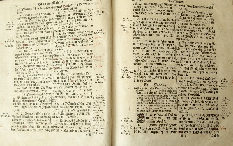 Ernsta Glika tulkotās Bībeles pirmizdevuma (1689. gads) eksemplārs no Latvijas Universitātes Akadēmiskās bibliotēkas krājuma. Pirmā Mozus grāmata.