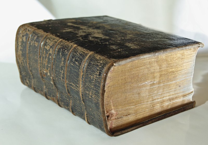 Ernsta Glika tulkotās Bībeles pirmizdevuma (1689. gads) eksemplārs no Latvijas Universitātes Akadēmiskās bibliotēkas krājuma. null