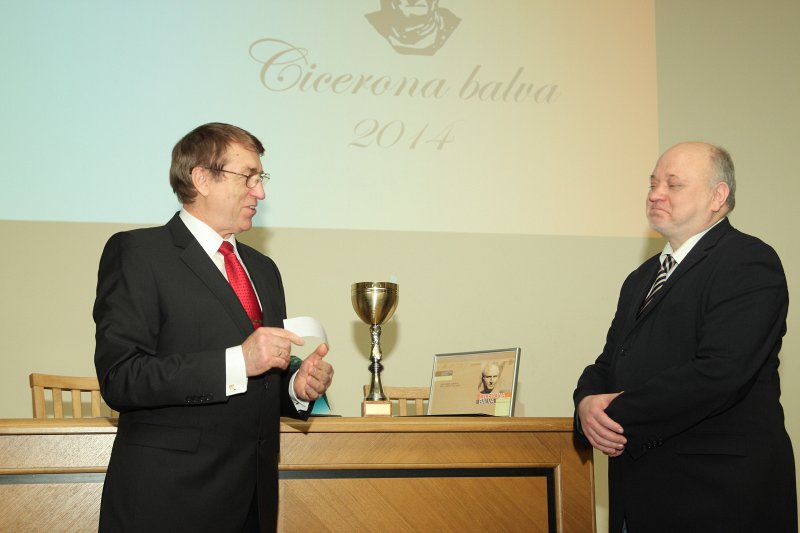 Cicerona balvas pasniegšanas ceremonija Latvijas Zinātņu akadēmijā. Cicerona balvas laureāts Organiskās sintēzes institūta direktors Ivars Kalviņš (pa kreisi) un Miervaldis Mozers.