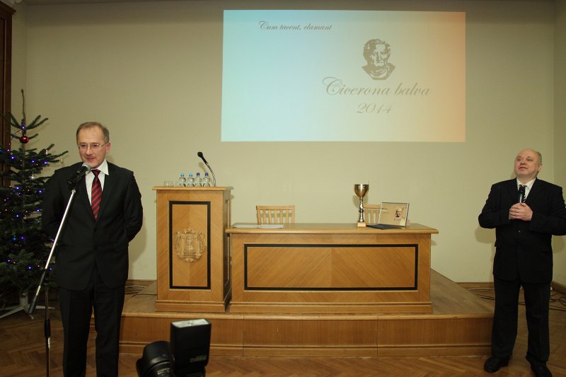 Cicerona balvas pasniegšanas ceremonija Latvijas Zinātņu akadēmijā. Cicerona balvas laureāts, Jaunjelgavas novada domes priekšsēdētājs Guntis Lībeks (pa kreisi) un Miervaldis Mozers.