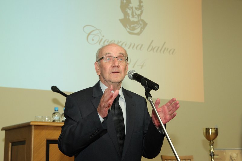 Cicerona balvas pasniegšanas ceremonija Latvijas Zinātņu akadēmijā. Kino kritiķis Mihails Savisko.