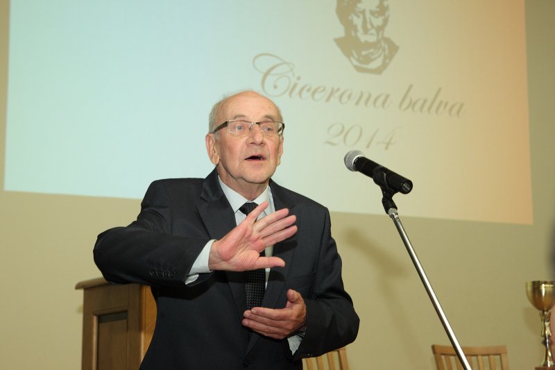Cicerona balvas pasniegšanas ceremonija Latvijas Zinātņu akadēmijā. Kino kritiķis Mihails Savisko.