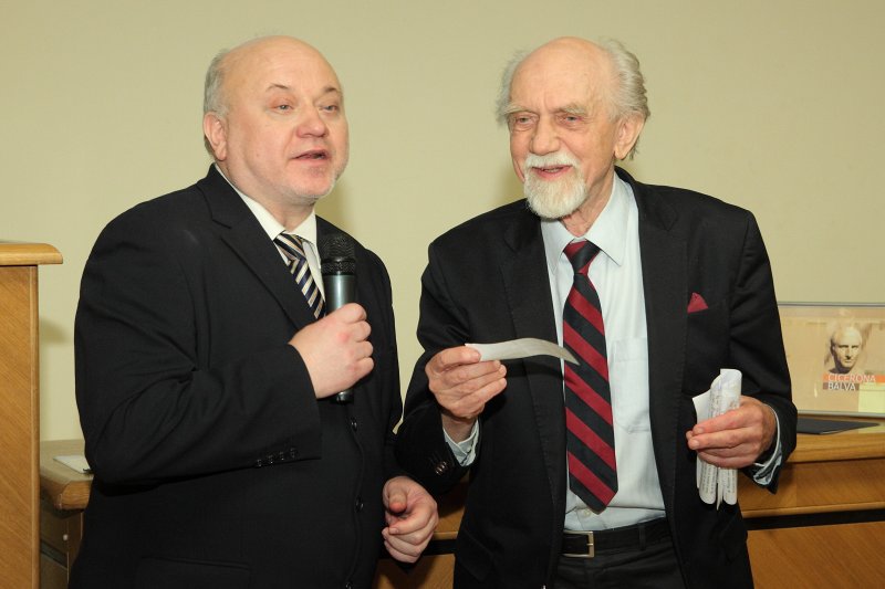 Cicerona balvas pasniegšanas ceremonija Latvijas Zinātņu akadēmijā. Miervaldis Mozers (pa kreisi) un Cicerona balvas laureāts, režisors Ivars Seleckis.