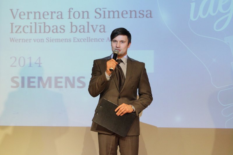 Vernera fon Sīmensa Izcilības balvas (Werner von Siemens Excellence Award) pasniegšanas ceremonija (Rīgas Tehniskajā universitātē, Kaļķu ielā 1). Pasākuma vadītājs Andris Bulis.