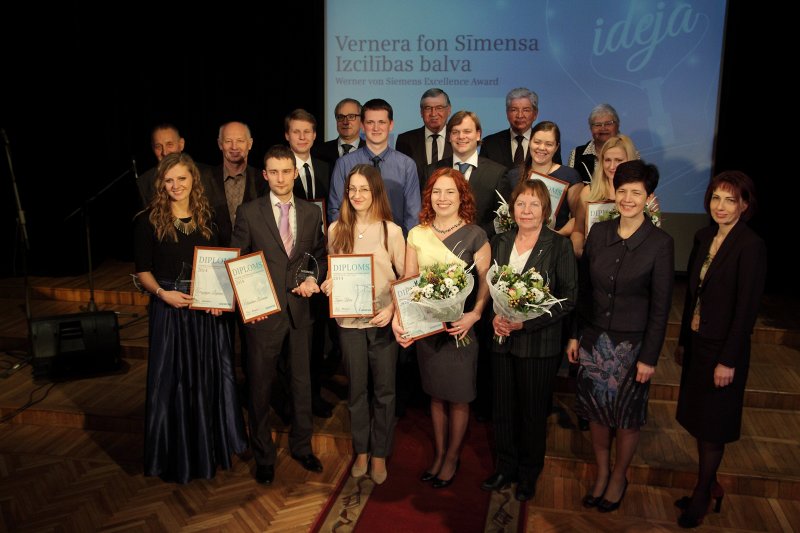 Vernera fon Sīmensa Izcilības balvas (Werner von Siemens Excellence Award) pasniegšanas ceremonija (Rīgas Tehniskajā universitātē, Kaļķu ielā 1). Vernera fon Sīmensa Izcilības balvas saņēmēju, viņu darba vadītāju, 'Siemens Osakeyhtio' Latvijas filiāles pārstāvju un Latvijas Universitātes un Rīgas Tehniskās universitātes vadības pārstāvju kopbilde.