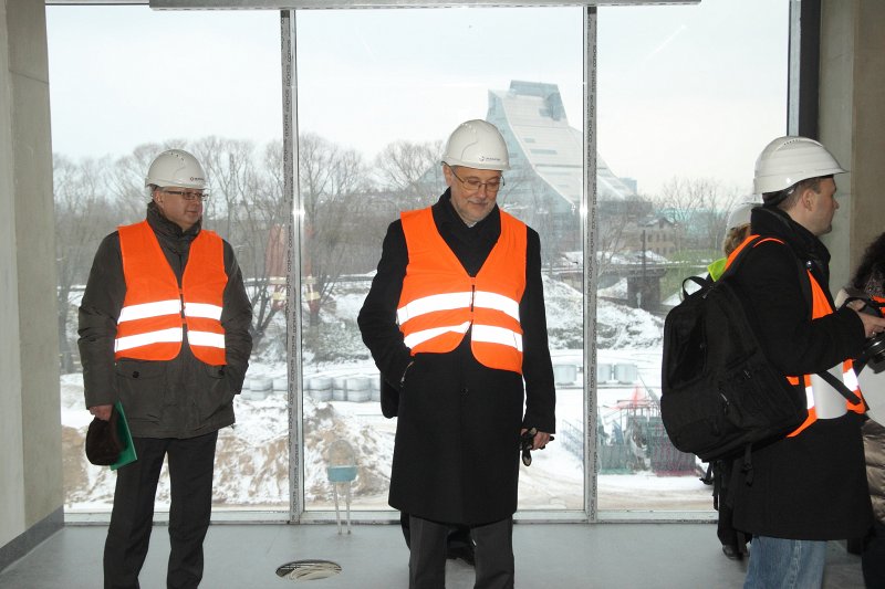 Latvijas Universitātes darbinieki apmeklē topošo Akadēmiskā centra Dabas māju. null