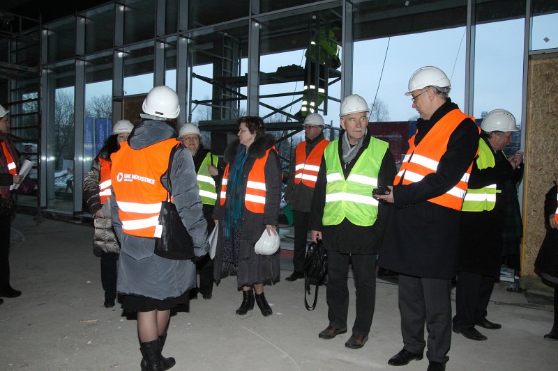 Latvijas Universitātes darbinieki apmeklē topošo Akadēmiskā centra Dabas māju. null