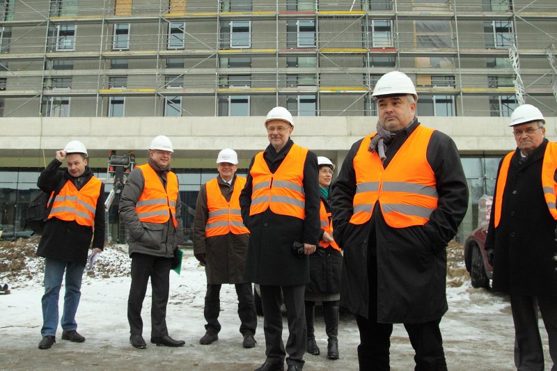 Latvijas Universitātes vadība un fakultāšu pārstāvji apmeklē LU Dabaszinātņu akadēmiskā centra jaunbūvi. null