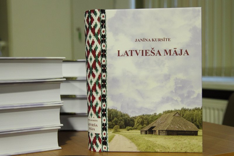 Sarīkojums «Treji vārti» Latvijas Universitātes Humanitāro zinātņu fakultātē. Prof. Janīnas Kursītes-Pakules grāmata 'Latvieša māja'.