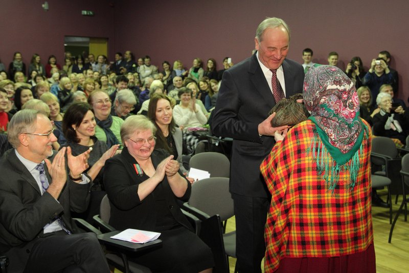 Sarīkojums «Treji vārti» Latvijas Universitātes Humanitāro zinātņu fakultātē. Suitu sievas dāvina Latvijas Valsts prezidentam Andrim Bērziņam kukuli.