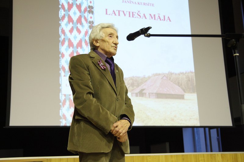 Sarīkojums «Treji vārti» Latvijas Universitātes Humanitāro zinātņu fakultātē. Fotovēsturnieks Pēteris Korsaks.