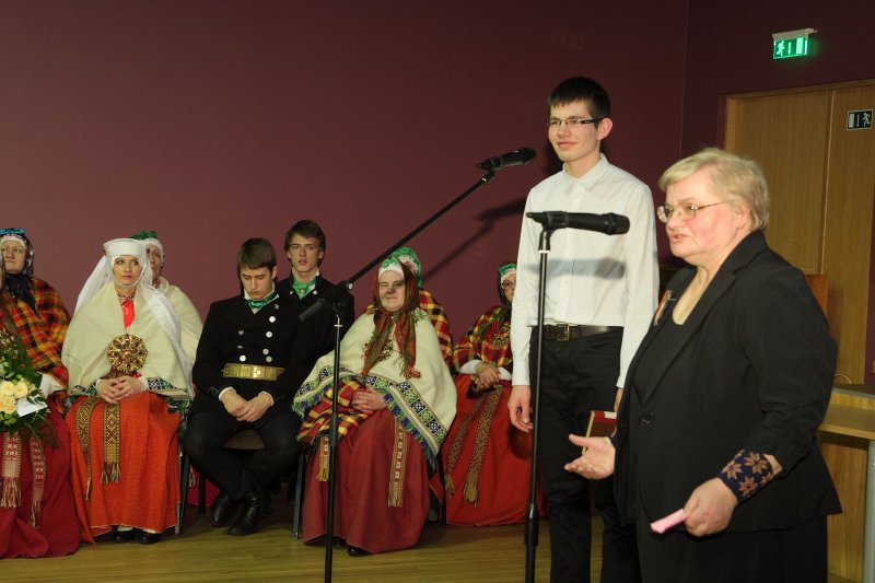 Sarīkojums «Treji vārti» Latvijas Universitātes Humanitāro zinātņu fakultātē. 11. klases skolēns Valters Dakša un LU Humanitāro zinātņu fakultātes profesore, LR Saeimas deputāte Janīna Kursīte-Pakule.