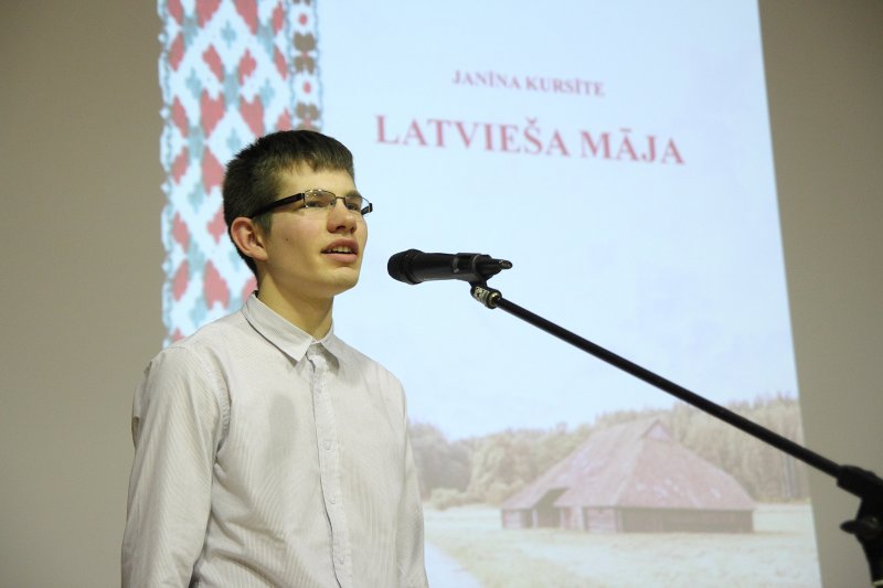 Sarīkojums «Treji vārti» Latvijas Universitātes Humanitāro zinātņu fakultātē. 11. klases skolēns Valters Dakša.