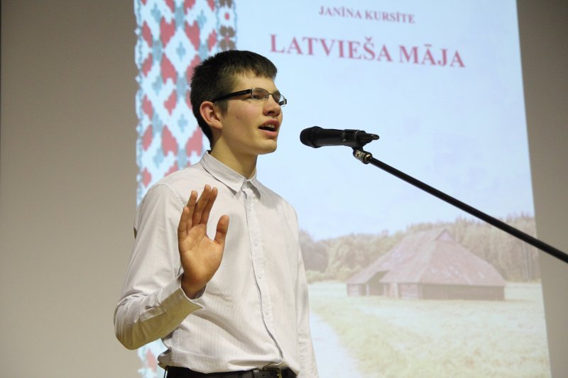 Sarīkojums «Treji vārti» Latvijas Universitātes Humanitāro zinātņu fakultātē. 11. klases skolēns Valters Dakša.