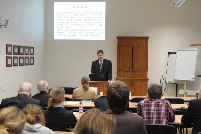Latvijas Universitātes 73. konferences Teoloģijas un reliģiju zinātnes sekcija. LU Atomfizikas un spektroskopijas institūta projekta vadītāja asistents Aigars Atvars.