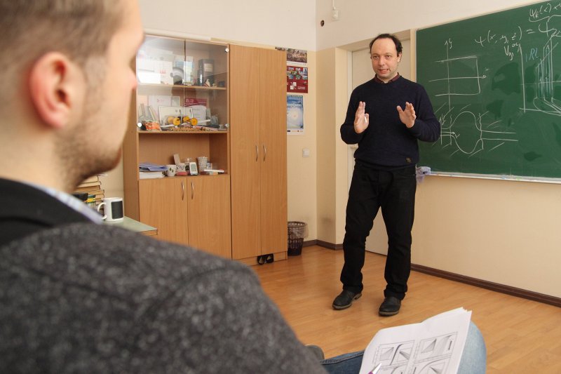 Latvijas Universitātes Fizikas un matemātikas fakultātes asociētais profesors Vjačeslavs Kaščejevs. null