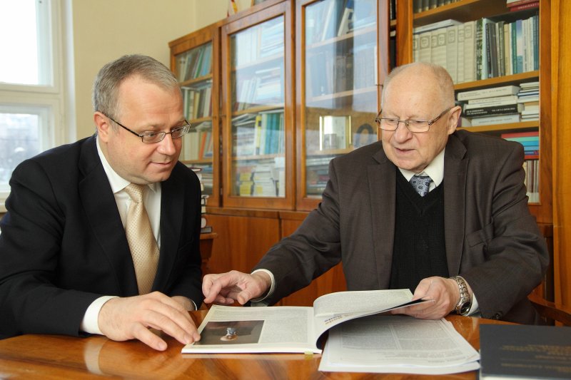 Komunikācijas eksperts Ainārs Dimants (pa kreisi) un Latvijas Zinātņu akadēmijas Senāta priekšsēdētājs akadēmiķis Jānis Stradiņš. null