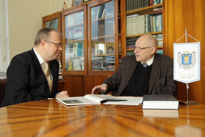 Komunikācijas eksperts Ainārs Dimants (pa kreisi) un Latvijas Zinātņu akadēmijas Senāta priekšsēdētājs akadēmiķis Jānis Stradiņš. null