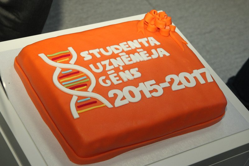 Iniciatīvas «Studenta uzņēmēja gēns» atklāšana, kas tapusi sadarbojoties 
Latvijas Universitātes Ekonomikas un vadības fakultātes Biznesa inkubatoram ar LU Biznesa ideju fondu. Iniciatīvas «Studenta uzņēmēja gēns» atklāšanas torte.