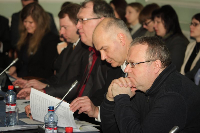 Konference «Efektīvas augstākās izglītības veidošanas aktuālie izaicinājumi Latvijā». No labās - komunikācijas eksperts Ainārs Dimants.