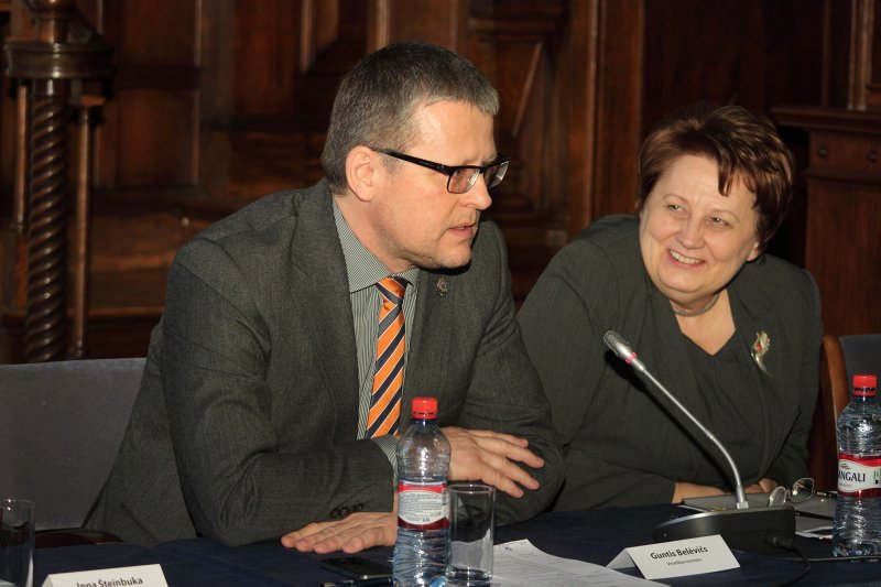 Konference «Efektīvas augstākās izglītības veidošanas aktuālie izaicinājumi Latvijā». No kreisās: 
LR Veselības ministrs Guntis Belēvičs,
LR Ministru prezidente Laimdota Straujuma.