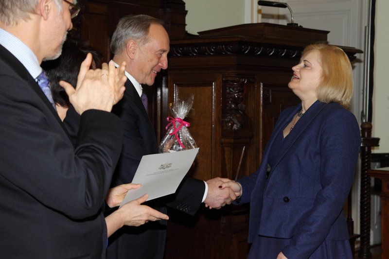 Dabaszinātņu un matemātikas skolotāju «Ekselences balvas» pasniegšanas ceremonija. Latvijas Valsts prezidents Andris Bērziņš 
sveic 'Ekselences balvas' konkursa finālisti, 
Rīgas Imantas vidusskolas matemātikas skolotāju Lindu Saukumu.