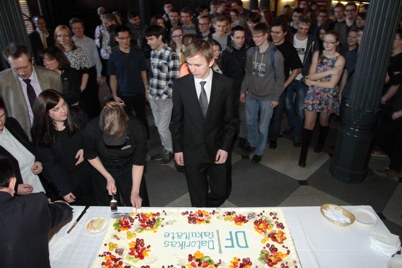 Latvijas Universitātes Datorikas fakultātes 6 gadu jubilejas svinības. Datorikas fakultātes jubilejas tradicionālā torte.