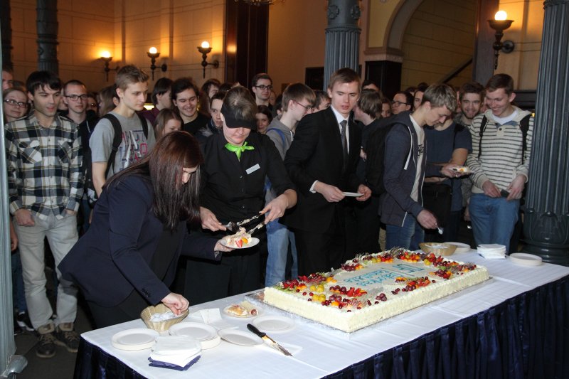 Latvijas Universitātes Datorikas fakultātes 6 gadu jubilejas svinības. Datorikas fakultātes jubilejas tradicionālā torte.