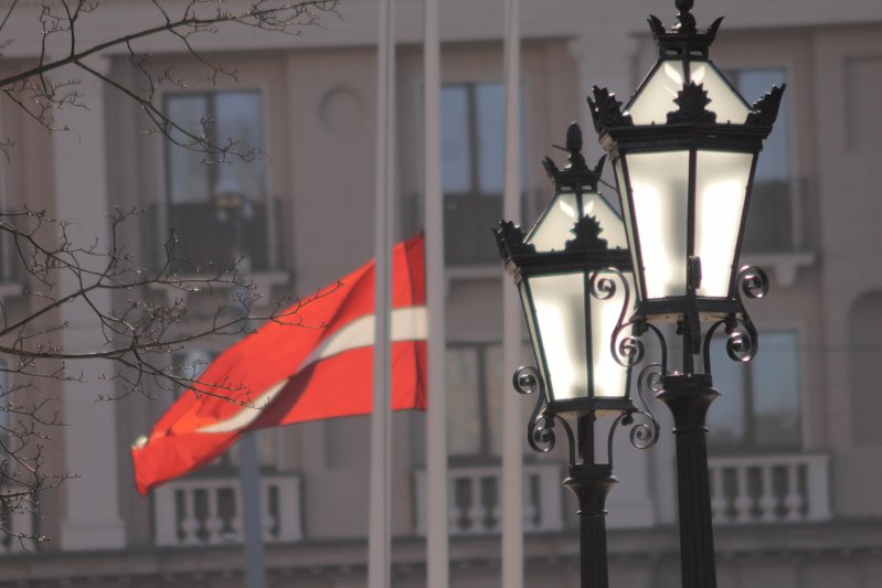 Rīga, laternas un Latvijas karogs pie Operas tiltiņa (Timma tiltiņa). null