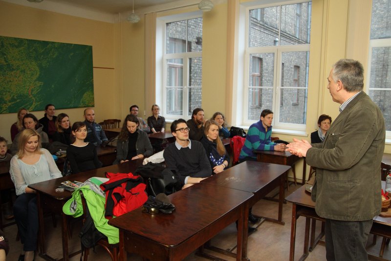 Ilzes Stelpas, Gata Spalvēna un Ievas Vītiņas fotogrāfiju izstādes par Kamčatku atklāšana Latvijas Universitātes Ģeogrāfijas un Zemes zinātņu fakultātē. Profesora Valda Segliņa uzruna.