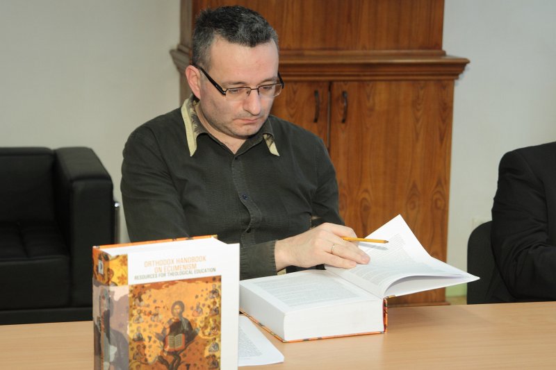 Zinātniska rakstu krājuma «Orthodox Handbook on Ecumenism» atvēršana Latvijā. Viens no izdevuma sastādītājiem Nikolaos Asproulis (Grieķu atvērtā universitāte).