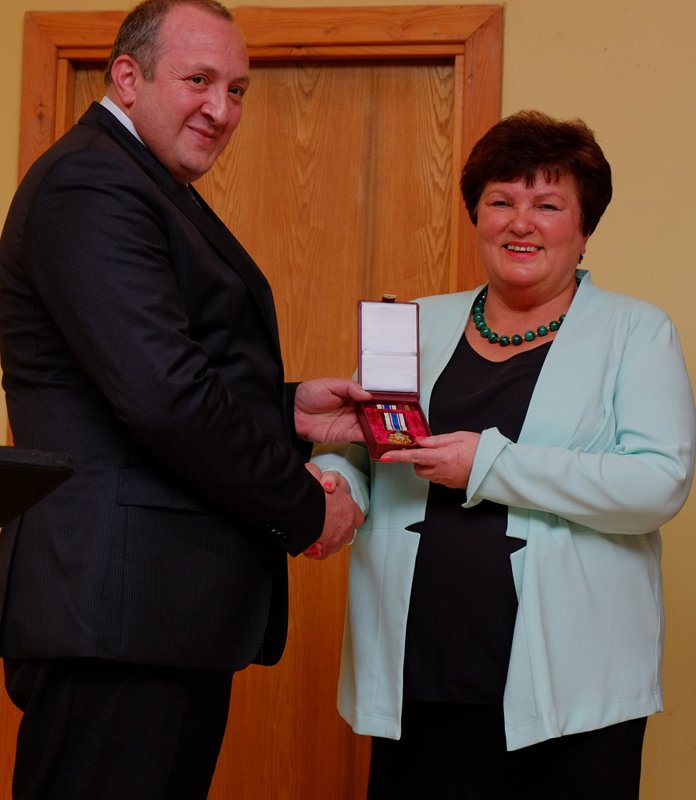 Gruzijas prezidents Georgijs Margvelašvili (Giorgi Margvelashvili) pasniedz Gruzijas Goda ordeni Latvijas Universitātes Akadēmiskās bibliotēkas direktorei Ventai Kocerei. Gruzijas prezidents Georgijs Margvelašvili pasniedz 
Gruzijas Goda ordeni LU Akadēmiskās bibliotēkas direktorei Ventai Kocerei.