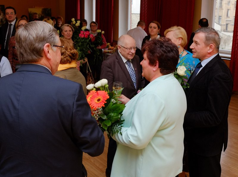 Gruzijas prezidents Georgijs Margvelašvili (Giorgi Margvelashvili) pasniedz Gruzijas Goda ordeni Latvijas Universitātes Akadēmiskās bibliotēkas direktorei Ventai Kocerei. null