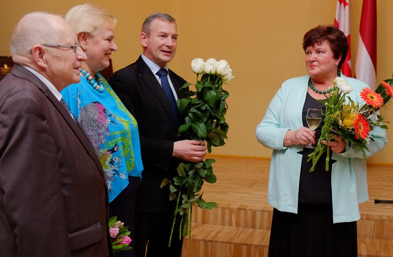 Gruzijas prezidents Georgijs Margvelašvili (Giorgi Margvelashvili) pasniedz Gruzijas Goda ordeni Latvijas Universitātes Akadēmiskās bibliotēkas direktorei Ventai Kocerei. null