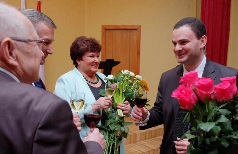 Gruzijas prezidents Georgijs Margvelašvili (Giorgi Margvelashvili) pasniedz Gruzijas Goda ordeni Latvijas Universitātes Akadēmiskās bibliotēkas direktorei Ventai Kocerei. null