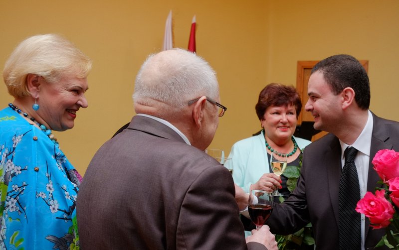 Gruzijas prezidents Georgijs Margvelašvili (Giorgi Margvelashvili) pasniedz Gruzijas Goda ordeni Latvijas Universitātes Akadēmiskās bibliotēkas direktorei Ventai Kocerei. null